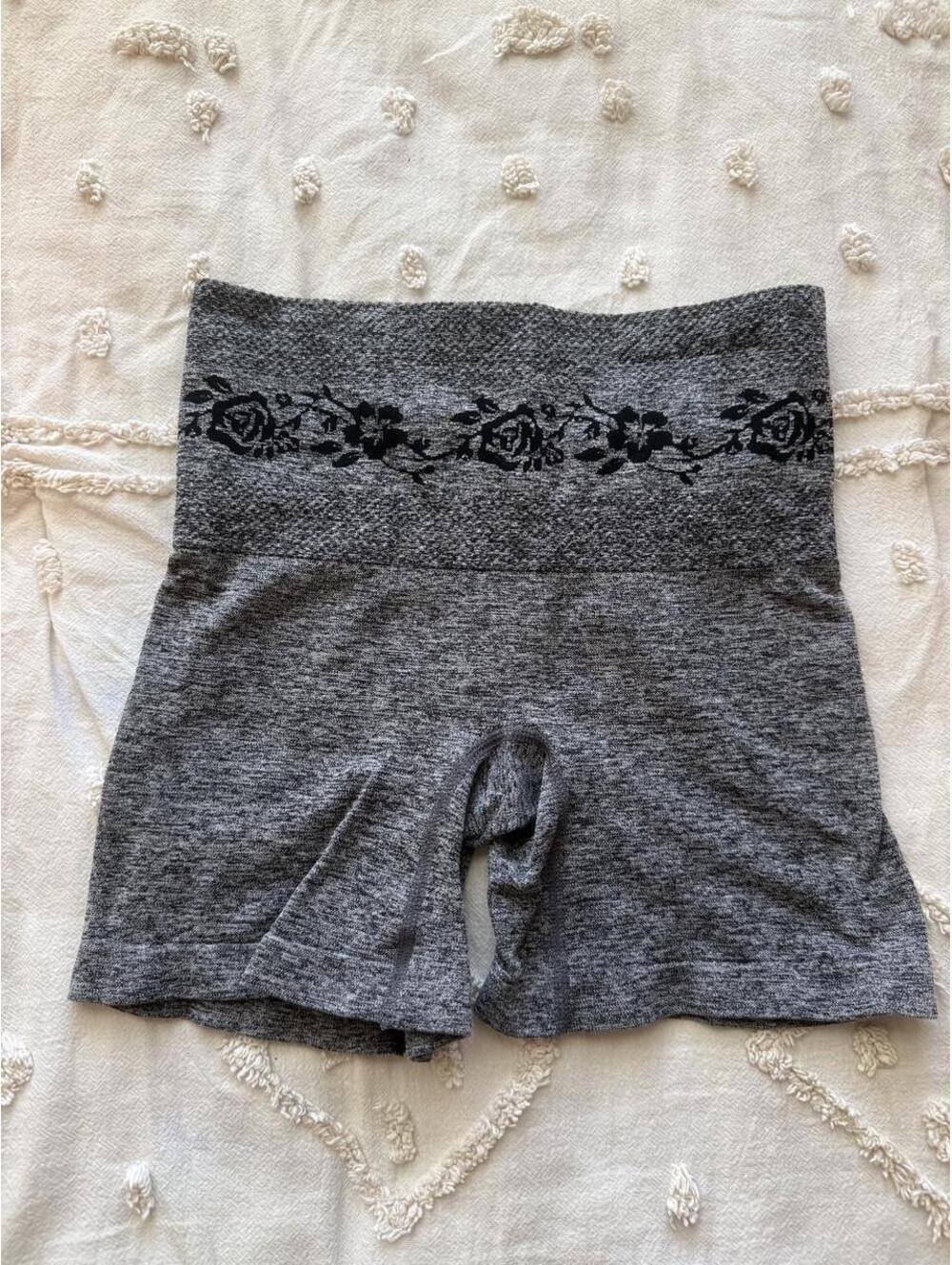 Gloria Vanderbilt Gray Floral Waistband Seamless Stretch Shorts